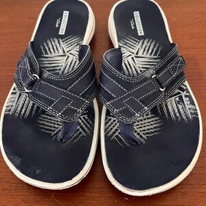 Clarks Brinkley Sea Cloudsteppers flip flops in navy